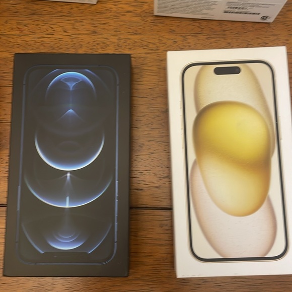 EMPTY apple boxes. 11 total plus 2 bags. - Picture 4 of 8